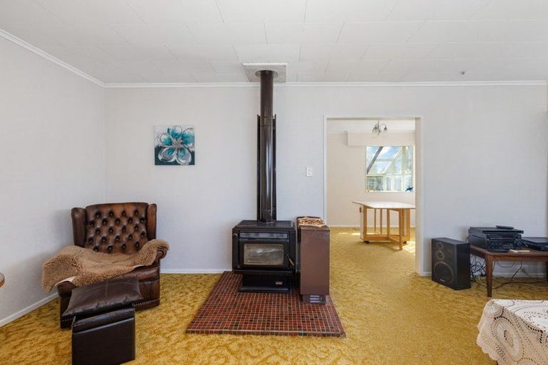 Photo of property in 28 Edgecombe Street, Newlands, Wellington, 6037