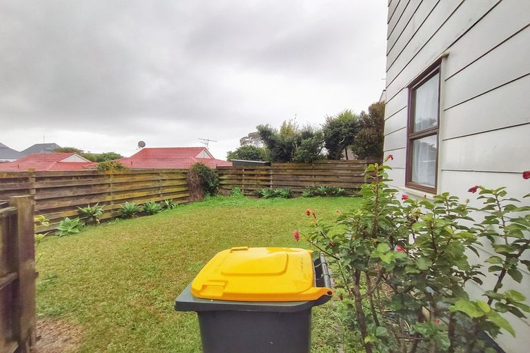 Photo of property in 2/22 Highland Park Drive, Highland Park, Auckland, 2010