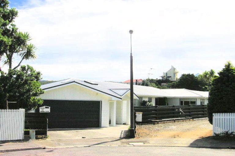 Photo of property in 10 Foyle Street, Island Bay, Wellington, 6023