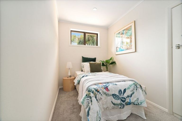 Photo of property in 7 Springside Place, New Lynn, Auckland, 0600