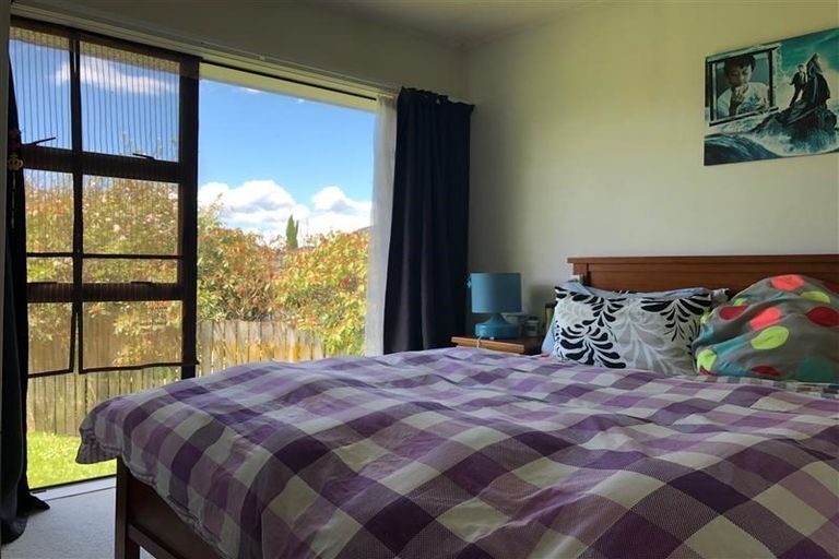 Photo of property in 9 Strabo Place, Windsor Park, Auckland, 0632