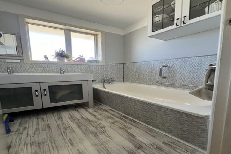 Photo of property in 102 Effingham Street, North New Brighton, Christchurch, 8083