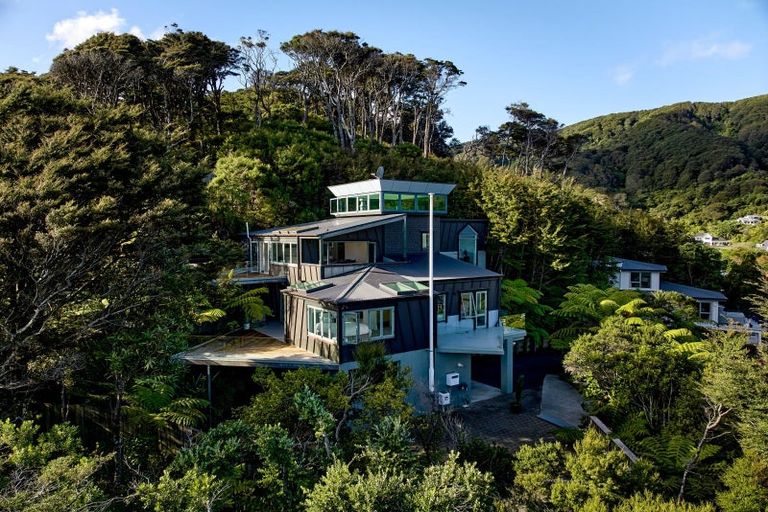 Photo of property in 21 Dillon Street, Lowry Bay, Lower Hutt, 5013