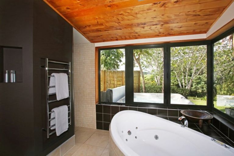 Photo of property in 94 Farmpark Road, Waiuku, 2681