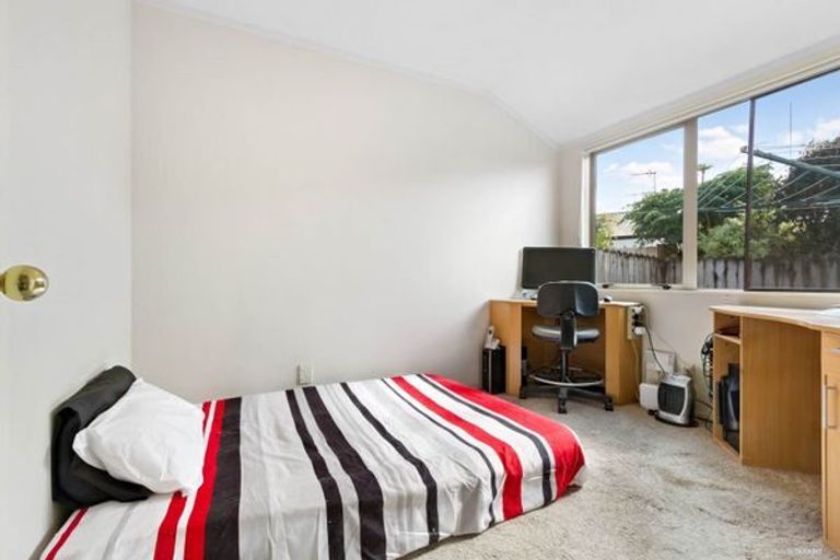 Photo of property in 3 Plumstead Rise, Glen Eden, Auckland, 0602