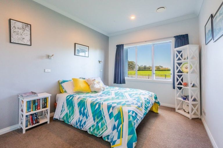 Photo of property in 32 Heynes Place, Clive, 4102