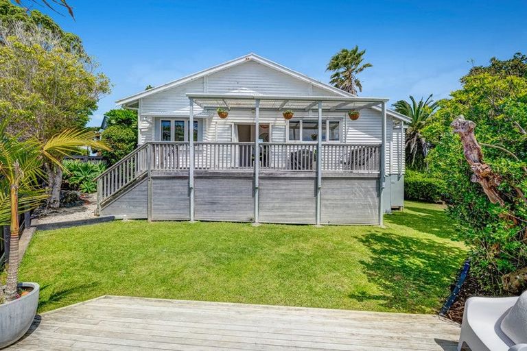 Photo of property in 2/136 Sunset Road, Unsworth Heights, Auckland, 0632