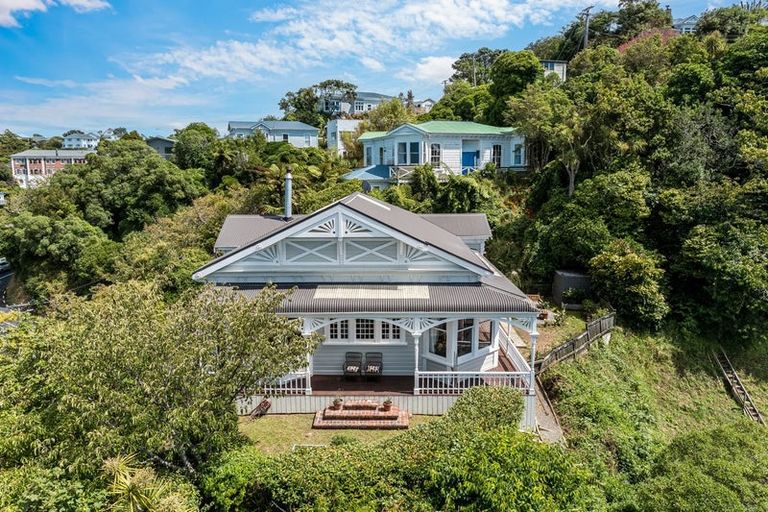 Photo of property in 25 Garden Road, Northland, Wellington, 6012
