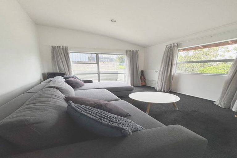 Photo of property in 2/57 Aeroview Drive, Beach Haven, Auckland, 0626