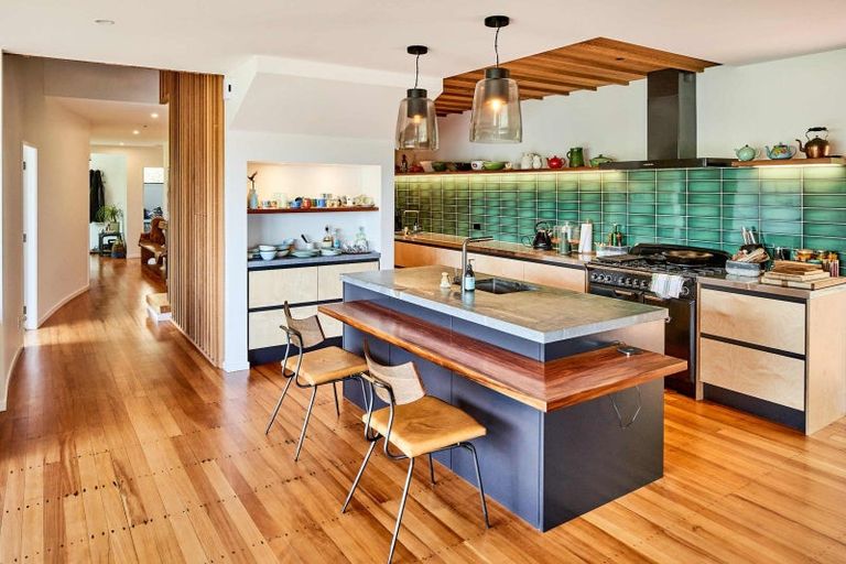 Photo of property in 41 Seaview Road, Paremata, Porirua, 5024