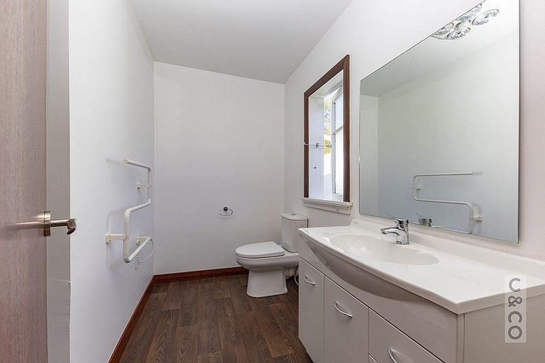 Photo of property in 231 Waitakere Road, Taupaki, Henderson, 0782