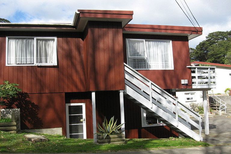 Photo of property in 27 Rowe Parade, Wainuiomata, Lower Hutt, 5014