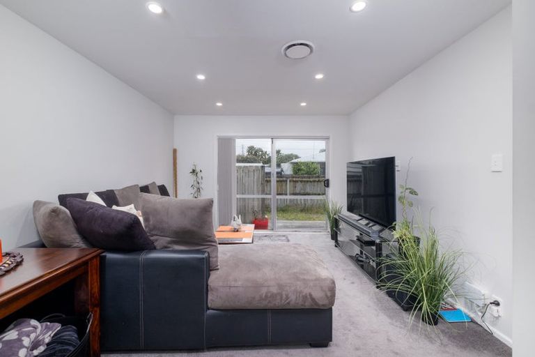 Photo of property in 11 Ingleby Place, Kelston, Auckland, 0602