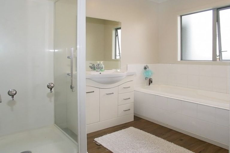 Photo of property in 60 Te Puia Drive, Aotea, Porirua, 5024