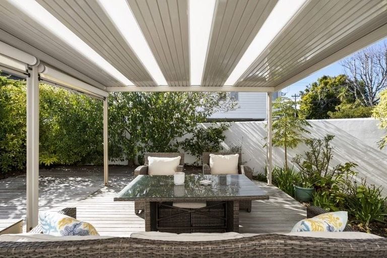 Photo of property in 2/132 East Coast Road, Forrest Hill, Auckland, 0620