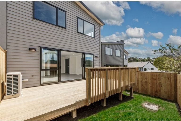 Photo of property in 10c Neilon Place, Northcross, Auckland, 0632