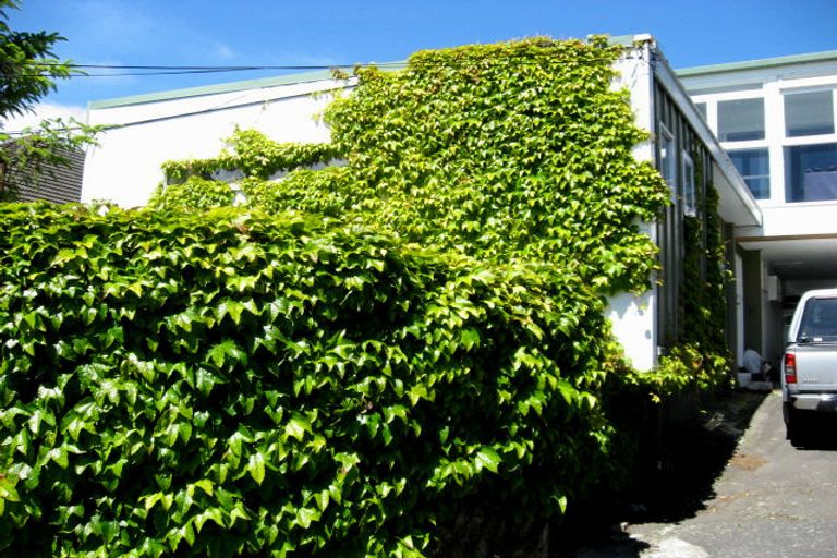 Photo of property in 1/3 Torwood Road, Khandallah, Wellington, 6035