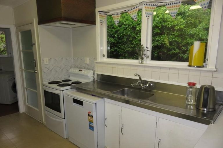 Photo of property in 10 Stella Grove, Newlands, Wellington, 6037