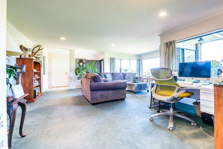 Photo of property in 17 Addington Place, Taradale, Napier, 4112