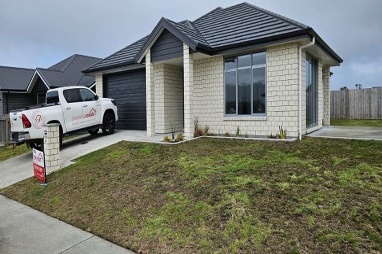 Photo of property in 23 Saint Michael Crescent, One Tree Point, 0118