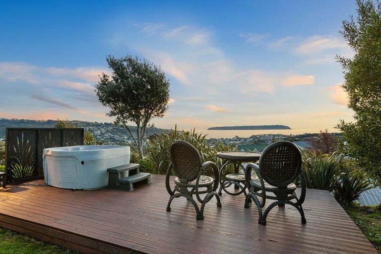 Photo of property in 112 Gloaming Hill, Titahi Bay, Porirua, 5022