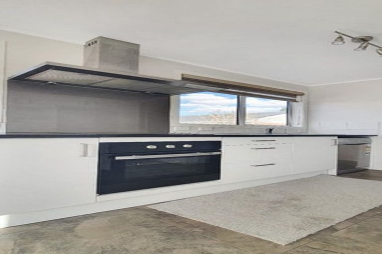 Photo of property in 28 Middlemore Crescent, Papatoetoe, Auckland, 2025