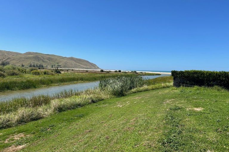 Photo of property in 21 Shoal Beach Road, Aramoana, Omakere, 4271