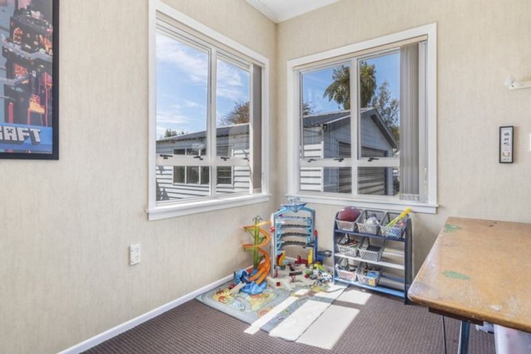 Photo of property in 32 Plympton Street, Brooklands, New Plymouth, 4310