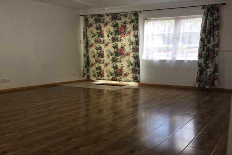 Photo of property in 2 Easton Park Parade, Glenfield, Auckland, 0629