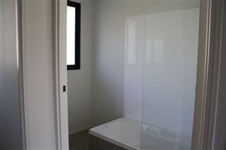 Photo of property in 28 Devonshire Road, Unsworth Heights, Auckland, 0632