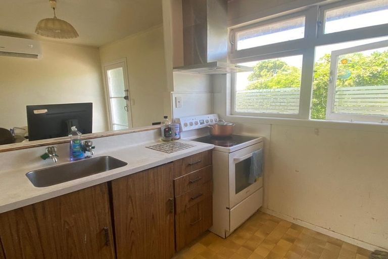 Photo of property in 3 Tiroroa Avenue, Te Atatu South, Auckland, 0610