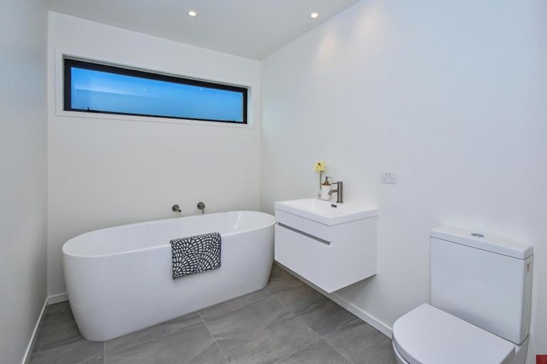 Photo of property in 22 Tapuwae Way, Mangere Bridge, Auckland, 2022