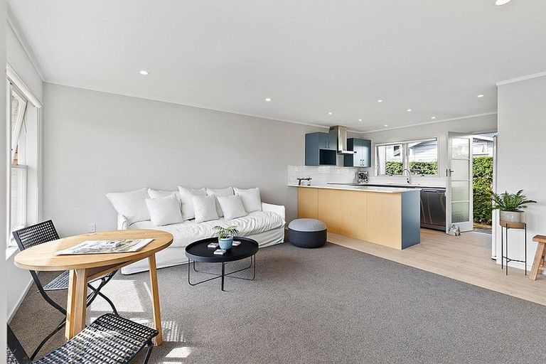 Photo of property in 2/5 Otakau Road, Milford, Auckland, 0620