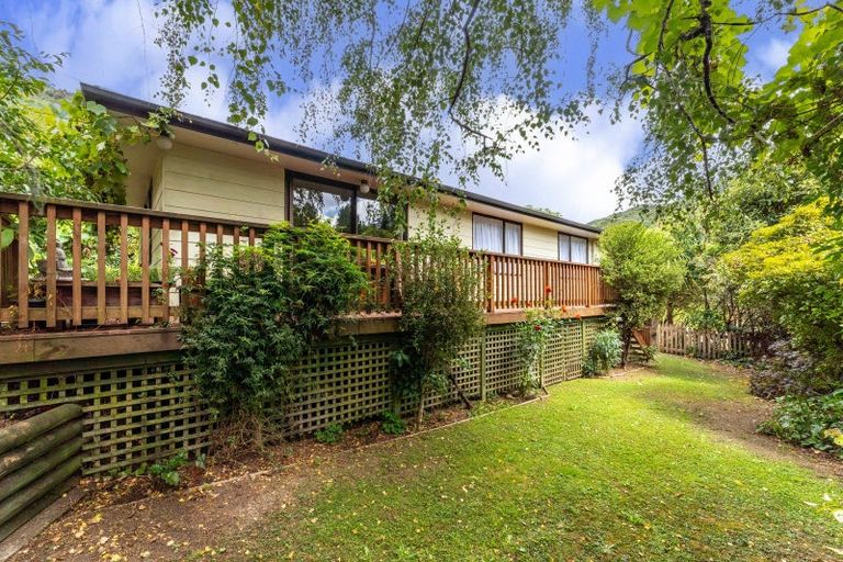 Photo of property in 2 Angle Street, Picton, 7220