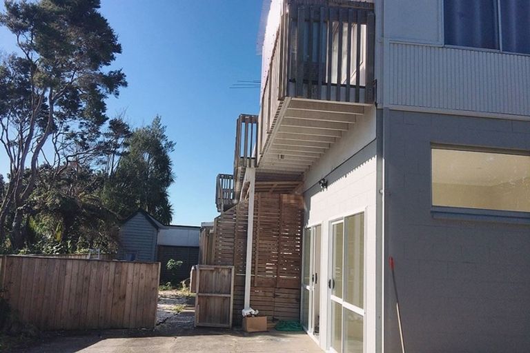 Photo of property in 31 Valley View Road, Glenfield, Auckland, 0629