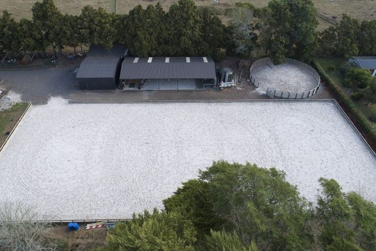 Photo of property in 30 Moontide Road, Kumeu, 0892