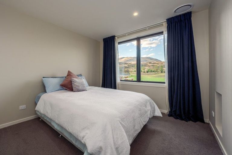 Photo of property in 16 Runholder Rise, Jacks Point, 9371