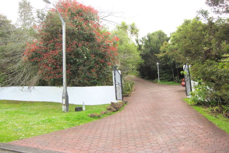 Photo of property in 14 Atarua Gardens, Waiatarua, Auckland, 0604