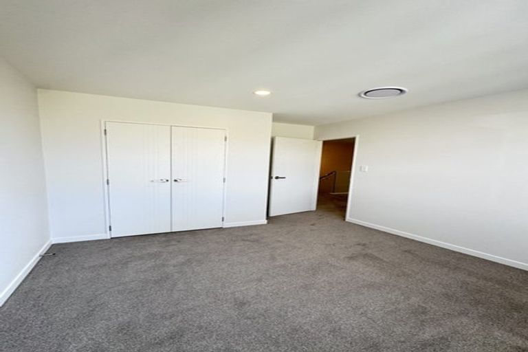 Photo of property in 130 Skulander Crescent, Orewa, 0931