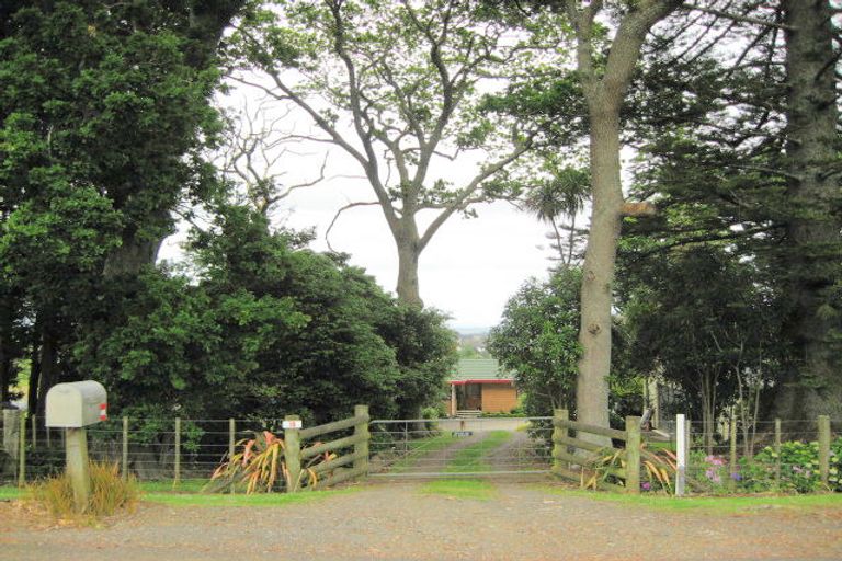 Photo of property in 10 Razorback Road, Bombay, 2675