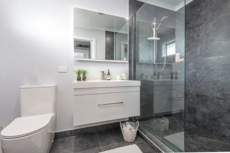 Photo of property in 96 Johnstone Drive, Fitzherbert, Palmerston North, 4410