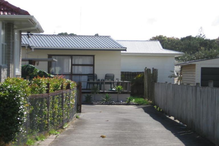 Photo of property in 1/25 Barrys Road, Glendene, Auckland, 0602