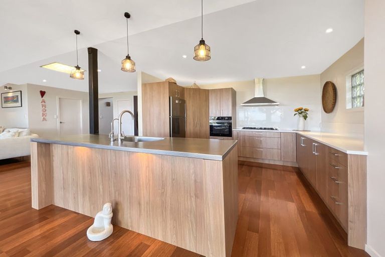 Photo of property in 56 Hollywood Avenue, Titirangi, Auckland, 0604