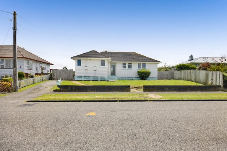 Photo of property in 6 Mcguire Street, Hawera, 4610