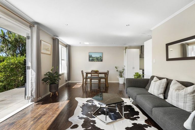 Photo of property in 1/39 St Peters Street, Northcote, Auckland, 0627