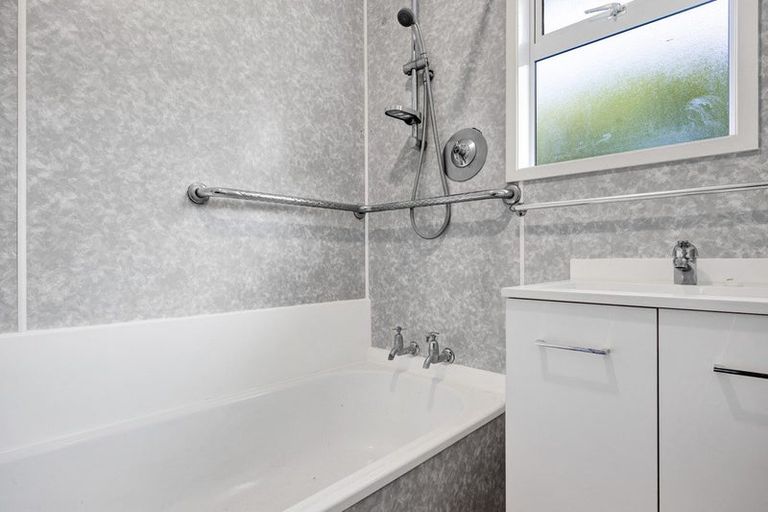 Photo of property in 19 Kamahi Avenue, Hawera, 4610