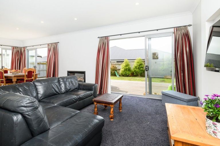 Photo of property in 4 Saint Heliers Grove, Fitzherbert, Palmerston North, 4410