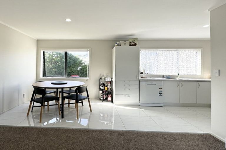 Photo of property in 1/5 John Jennings Drive, Oteha, Auckland, 0632