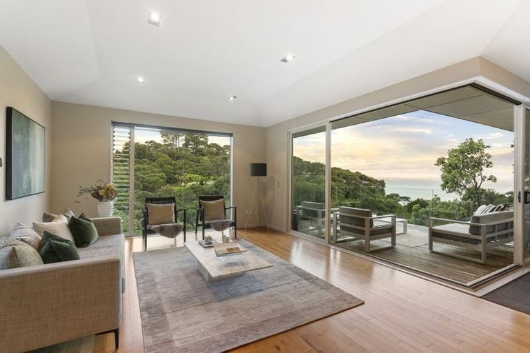 Photo of property in 9 Herrings Cove Place, Titirangi, Auckland, 0604