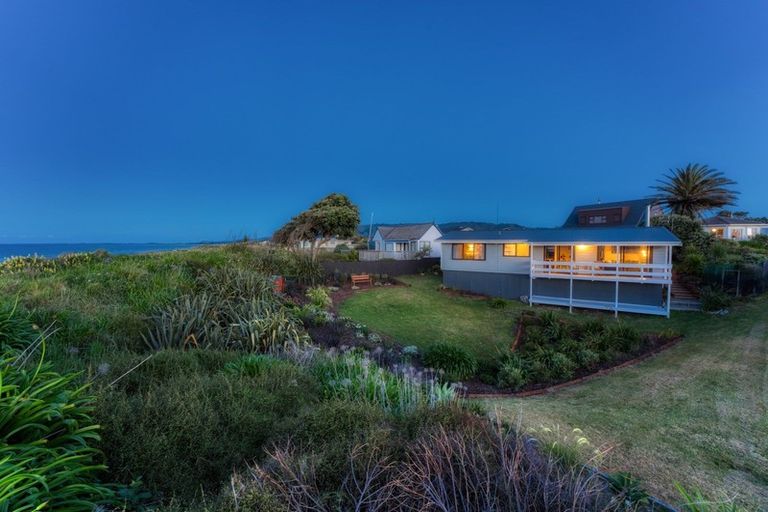 Photo of property in 15 Waiheke Street, Waikanae Beach, Waikanae, 5036